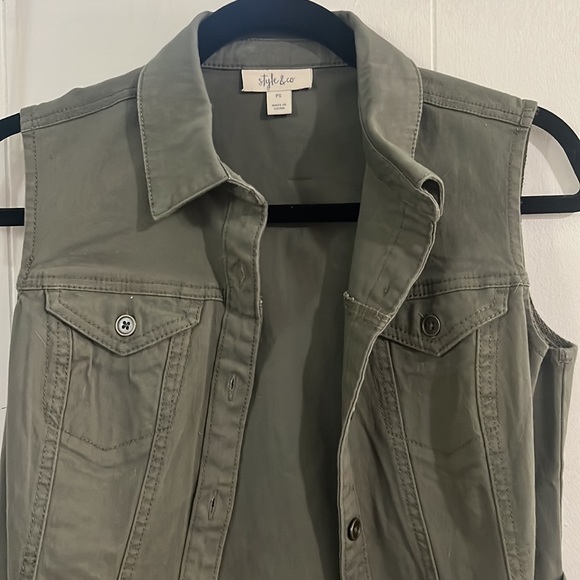 Green vest dress - Picture 2 of 3